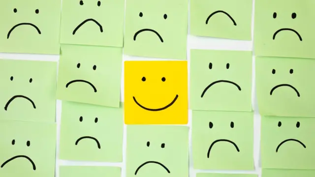 gülən yüz emojisi