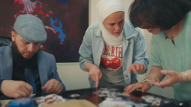 Rim və onun əmisi qızı (R) Lahan Al Hayat müəssisəsində saxlanılan uşaqların şəkillərinə baxaraq, Rimin oğluna bənzəyən birini tapa biləcəklərini ümid edirlər.