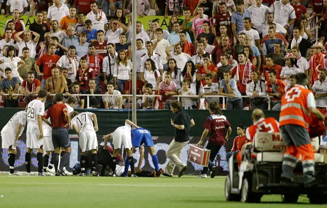 Antonio Puerta meydancada ilkin tibbi yardım alarkən