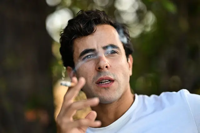 siqaret çəkən adam