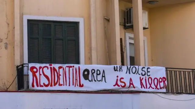 Beyrutda bir plakatda belə yazılıb: "Yaşayış məhəlləsi – səs-küyünüz bir qatildir"