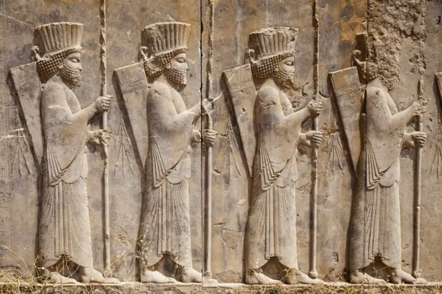 Persepolis eramızdan əvvəl 518-ci ildə I Daranın tərəfindən salınıb və Fars imperiyasının paytaxtı olub. Burada "şahlar şahı" möhtəşəm bir saray inşa etdirib. 