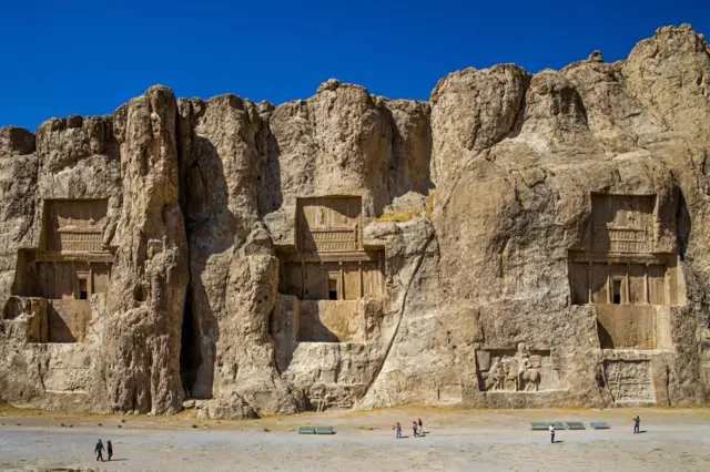 Naqş-e Rüstəm Ümumdünya İrs Siyahısına daxil edilmiş ərazidə birbaşa qayaya oyulmuş nekropol hələlik sabit qalsa da, yaxınlıqdakı düzənlik sürətlə batır. 