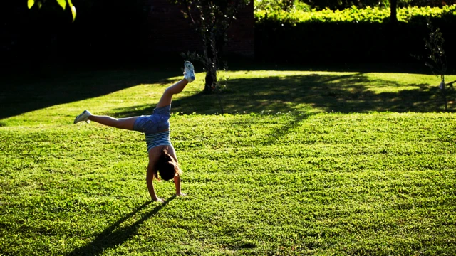 bağda oynayan uşaq