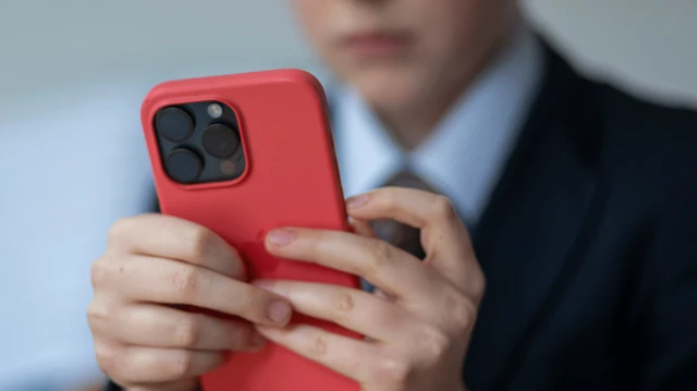 telefonuna baxan uşaq