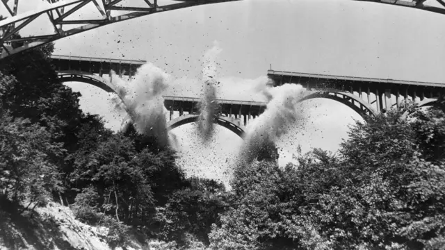 Nobelin ixtira etdiyi dinamitdən qayaları parçalamaq, binaları dağıtmaq üçün istifadə olunur