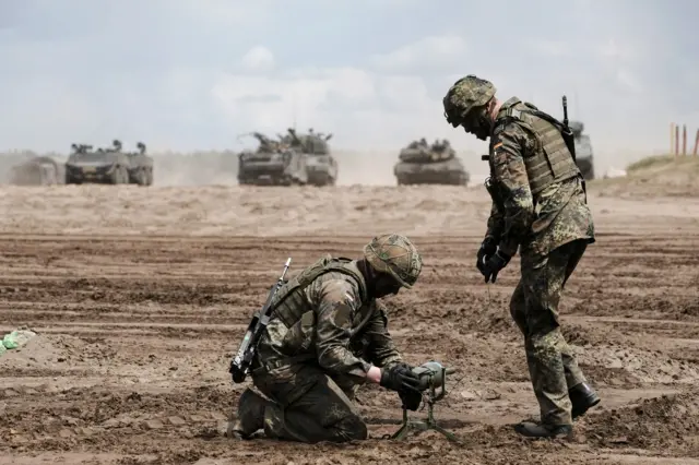Litva (şəkildə), Latviya və Estoniya tez-tez NATO-nun çoxmillətli hərbi təlimlərinə ev sahibliyi edir.