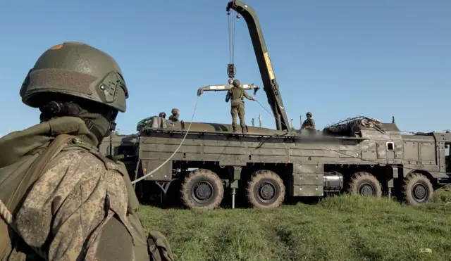 Rusiya da NATO kimi taktiki nüvə silahı ilə təlimlər keçirir. Bu şəkil 2024-cü ildə Belarusda nüvə başlığına malik Rusiyanın “İsgəndər” raket sistemini göstərir.