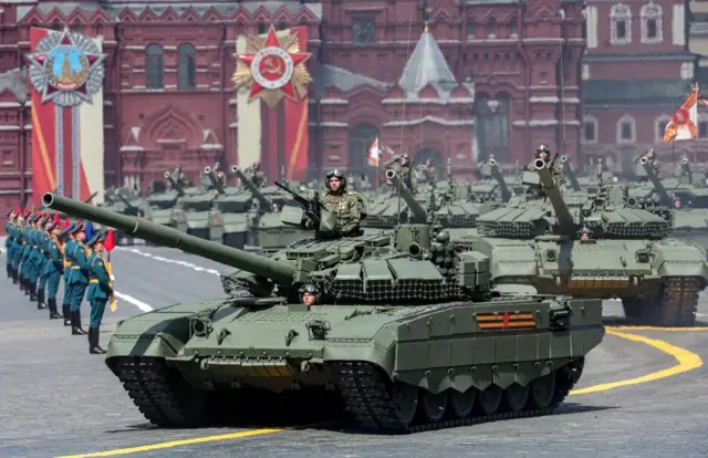 Moskvada parad T-90 tankları 