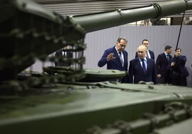 Vladimir Putin "Uralvaqonzavod" məhsullarına baxarkən, fevral 2024. 