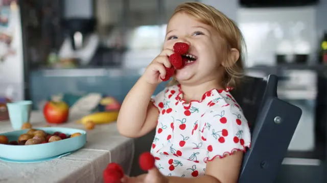 Yemək masasında vaxtı əyləncəli etməyə çalışın, uşaqlarla bol-bol söhbət edin.