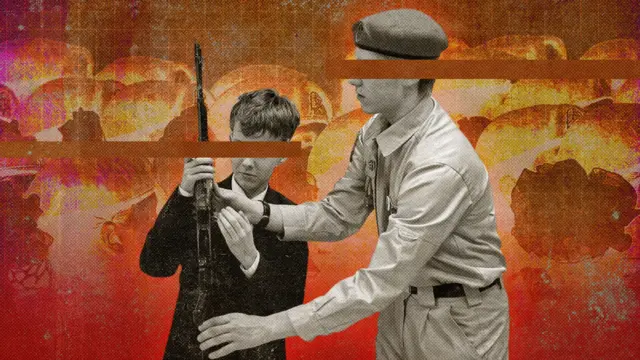 Sağdakı illüstrasiyada əlində avtomatı tərs çevirmiş ibtidai sinif şagirdi oğlan təsvir olunub. Beret və bej rəngli forma geyinmiş yeniyetmə oğlan isə sağ tərəfində silah tutaraq dayanıb.