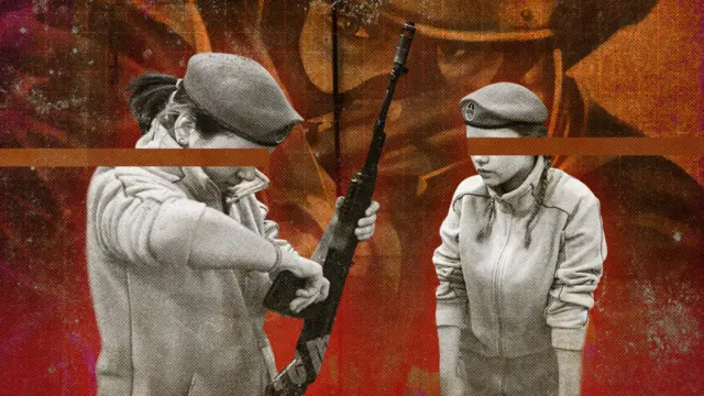 Şəkildə "Yunarmiya" hərəkatının iki qadın üzvü göstərilir. Soldakı qız avtomatı sökür, sağdakı isə prosesi izləyir. Qızlar hərəkatın formasını və beret geyiniblər.