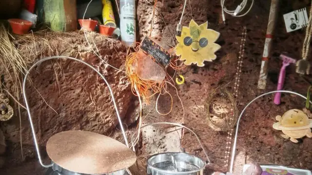 Ninanın mağarada tikdiyi evdəki bəzi əşyalar görünür. İki vedrə və bir neçə alət.