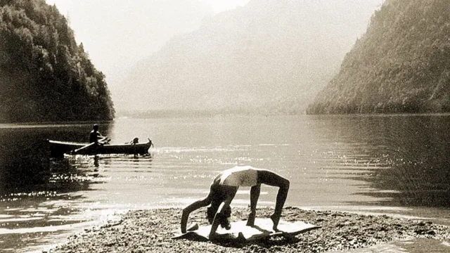 Hitlerin həyat yoldaşı Eva Braun, Hitlerin dağ evinin yaxınlığında idman edərkən görülür. Braun sianid içərək intihar etdi; Hitler isə bir neçə saat sonra özünü vurdu.