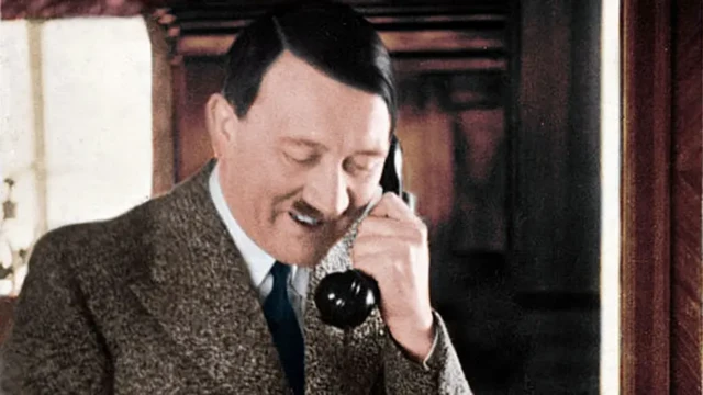 Adolf Hitler telefonda danışarkən