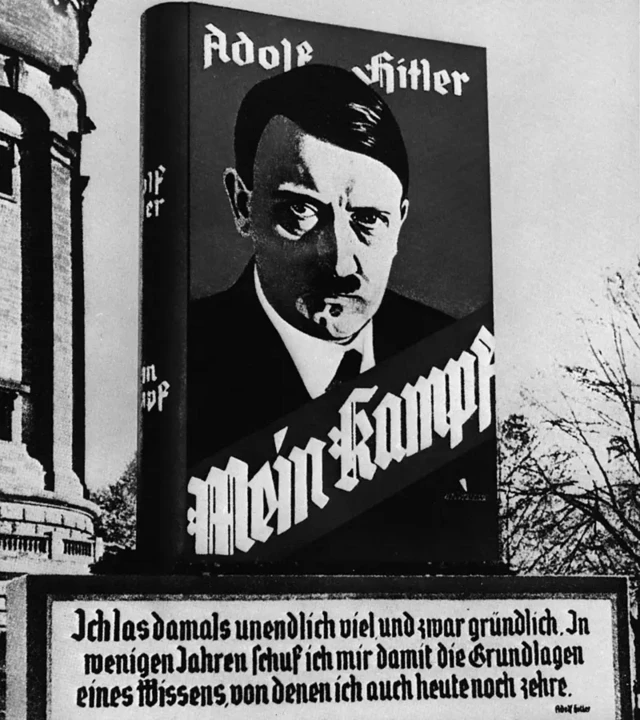 Adolf Hitler 1925-ci ildə nəşr olunan "Mənim mübarizəm" kitabını tanıdan bilbord