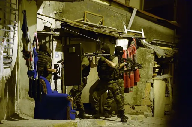 Beyoğlunun bir məhəlləsində əməliyyat keçirən polis əməkdaşları