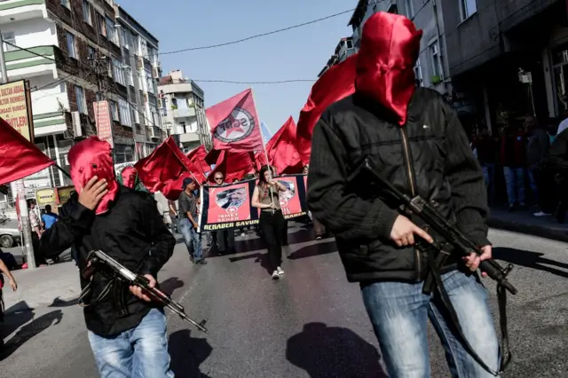 21 iyul 2015-də Suruç qətliamında həlak olan iki nəfərin Gazi məhəlləsindəki dəfn mərasiminə silahla qatılan qanunsuz solçu silahlı qrup üzvləri