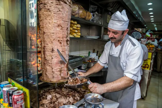 Dönər kəsən bir usta