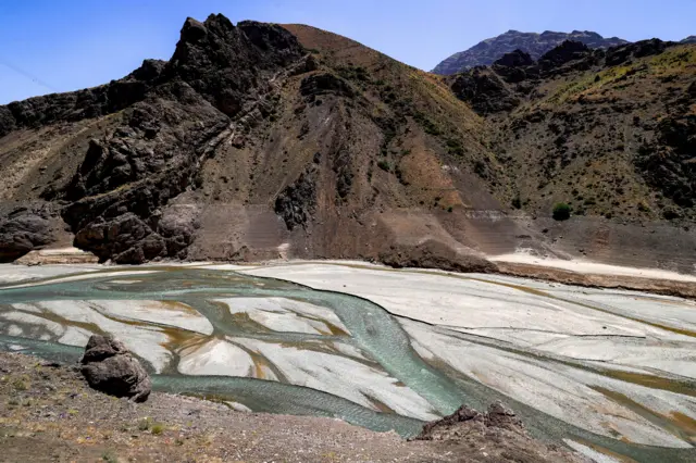 1 iyun 2025-ci ildə çəkilmiş bu fotoda Elburz dağlarında, Kərəc çayı boyunca uzanan Əmir Kəbir bəndinin yuxarısındakı çay yatağında su səviyyəsinin son dərəcə aşağı olduğu, yalnız bir neçə nazik su kanalının geniş yataq boyunca axdığı görünür.