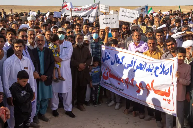 Hamun gölünün qurumuş yatağında bir qrup etirazçı hökumətin gölü qoruma siyasətinə qarşı plakatlarla aksiya keçirib. 