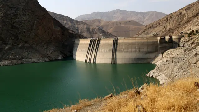 29 iyul 2025-də çəkilmiş bu fotoda isə Əmir Kəbir bəndinin böyük bir hissəsinin tamamilə quruduğu, bəndin dik qayalı dağ divarları ilə əhatə olunduğu görünür.