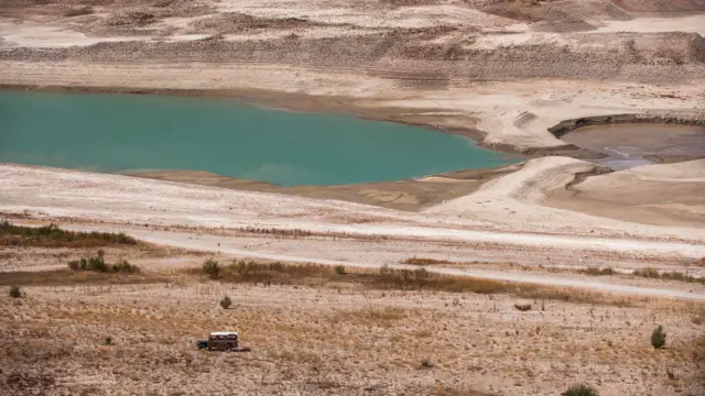 17 sentyabr 2014-cü ildə çəkilmiş bu fotoşəkil, Tehranın 70 km şimal-şərqindəki Damavand dağının ətəyində yerləşən Damavand qəsəbəsindəki Lar bəndinin su anbarını göstərir.