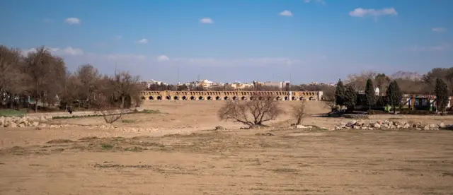 22 fevral 2025-ci ildə çəkilmiş bir fotoda Zayende Rüd çayının qurumuş yatağı və üzərindəki tarixi körpü görünür. 