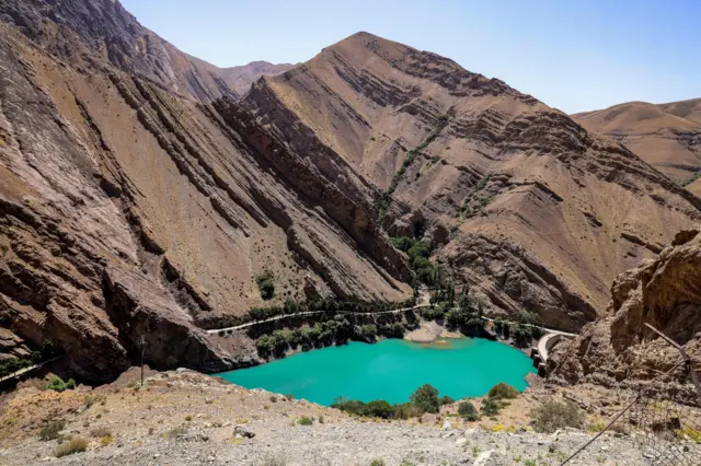 1 iyun 2025-ci ildə Elburz dağlarında Kərəc çayı üzərində yerləşən Əmir Kəbir bəndinin arxasındakı parlaq mavi su hövzəsi Tehranı su ilə təmin edir.