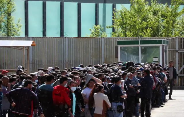 2021-ci ilin mayında çəkilmiş fotoda — Moskva vilayətinin Vahid Miqrasiya Mərkəzində əmək patentləri almaq üçün növbəyə duran əmək miqrantları görünür.