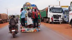 "Əl-Qaidə" ilə əlaqəli JNIM qruplaşması son aylarda Dakar–Bamako, Abican–Bamako və Konakri–Bamako nəqliyyat arteriyalarına fəal şəkildə nəzarət qurmağa başlayıb