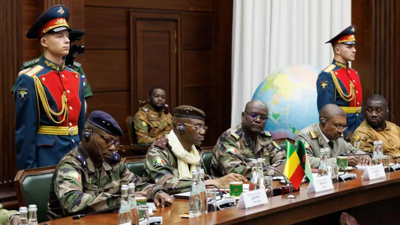 "Əl-Qaidə" ilə əlaqəli JNIM qruplaşması son aylarda Dakar–Bamako, Abican–Bamako və Konakri–Bamako nəqliyyat arteriyalarına fəal şəkildə nəzarət qurmağa başlayıb