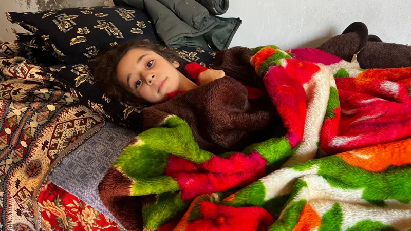 İnsanlar üsyan bayrağını yelləyir