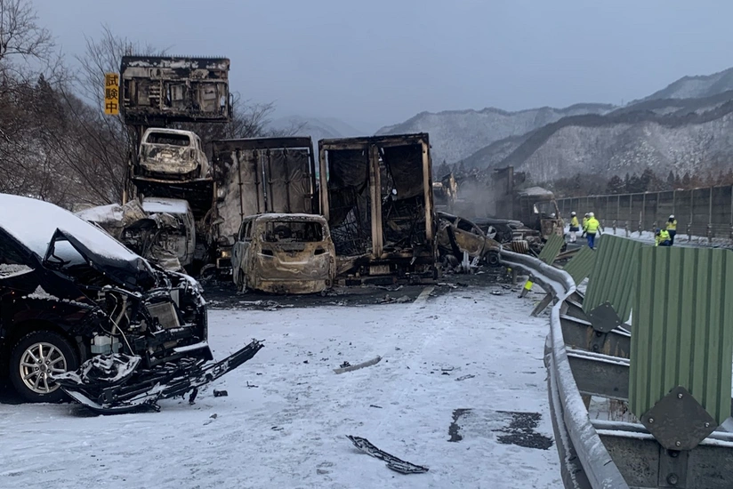 Yaponiyada buzlu yolda 50-dən çox avtomobil toqquşub, ölən və yaralılar var