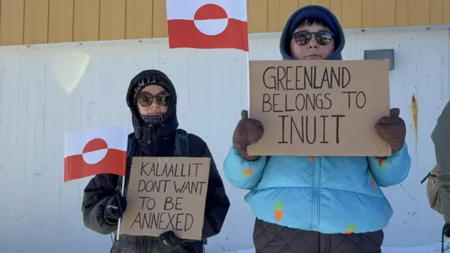 Keçən ilin mart ayında Trampın Qrenlandiyanı ABŞ-a birləşdirməklə bağlı təhdidlərinə qarşı keçirilən etiraz aksiyasına adanın təxminən minə yaxın sakini qatılmışdı.