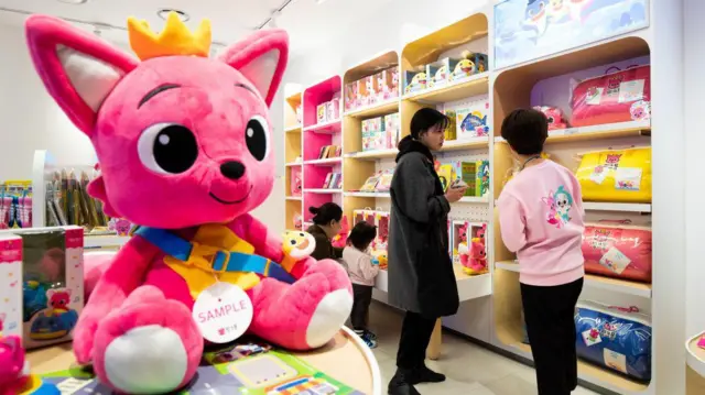 Şirkət 2022-ci ildə Pinkfong adlı tülkünün adını götürdü.