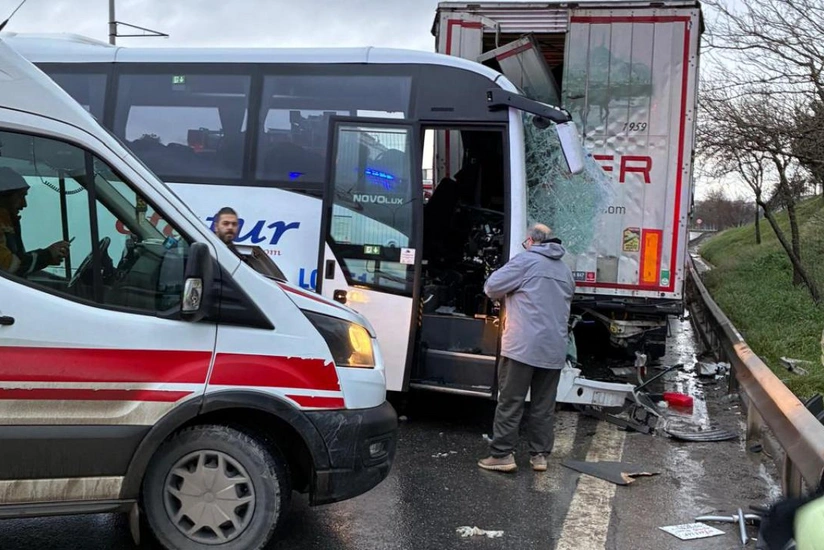 İstanbulda mikroavtobus TIR-la toqquşub, 13 nəfər yaralanıb