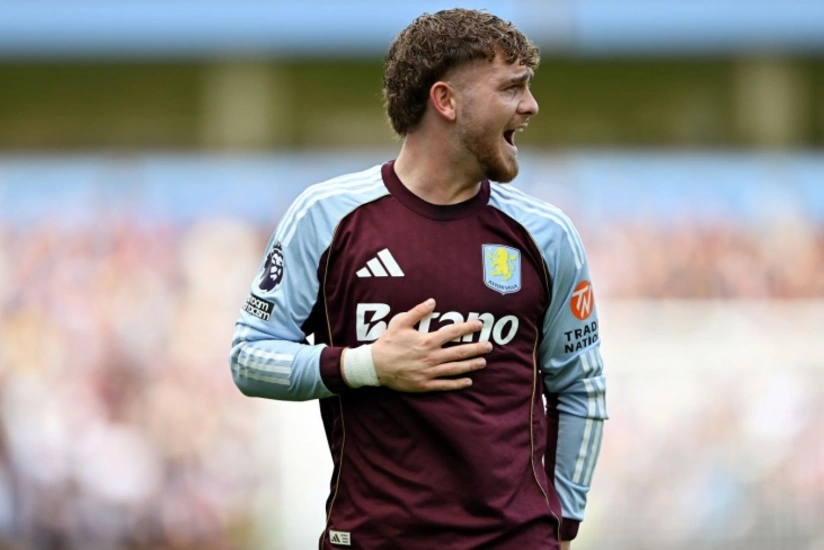 Şarlotta Aston Villanın futbolçusu Harvi Elliottla maraqlanır