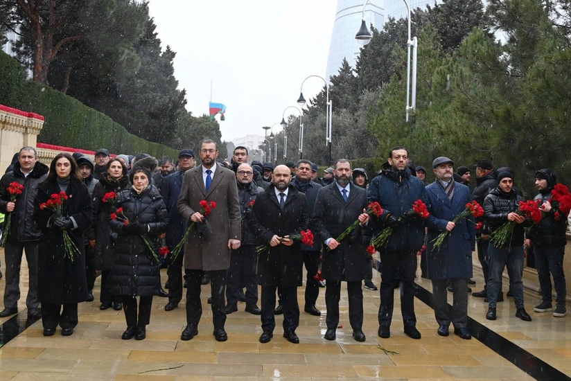 SOCAR kollektivi Şəhidlər xiyabanını ziyarət edib