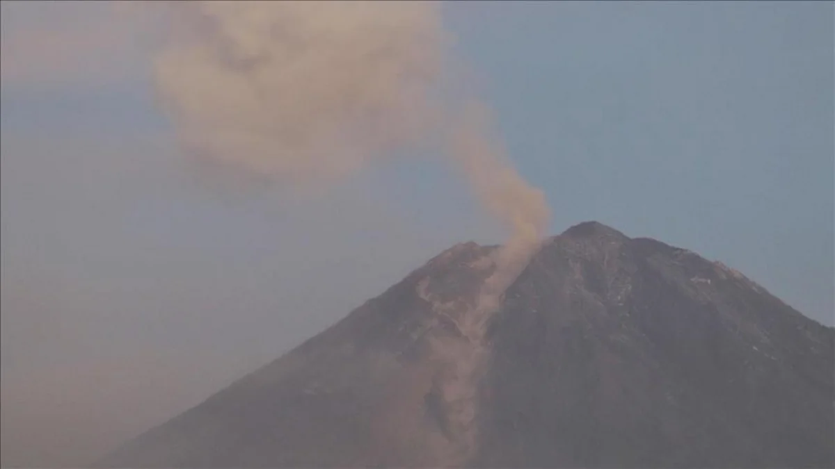İndoneziyada Semeru vulkanı yenidən püskürüb