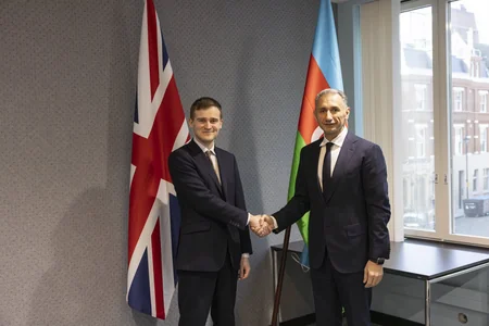 Azərbaycan Böyük Britaniya ilə uçuşların sayının artırılmasını müzakirə edib