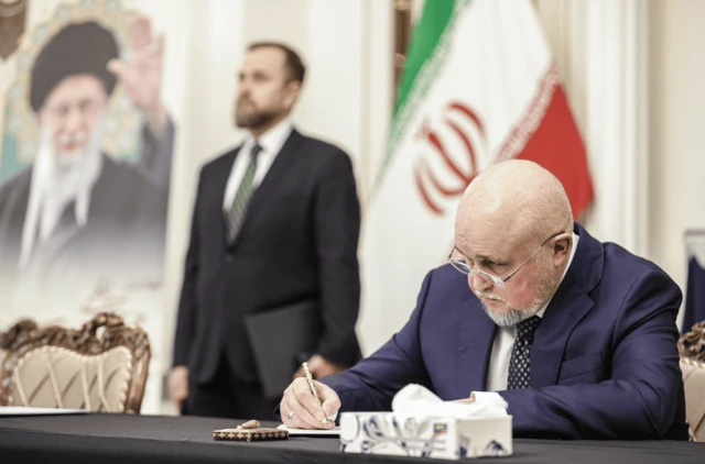 Rusiyanın Energetika naziri Sergey Tsivilev İranın Moskvadakı səfirliyində xatirə kitabına başsağlığı yazır. 5 mart, 2026-cı il.