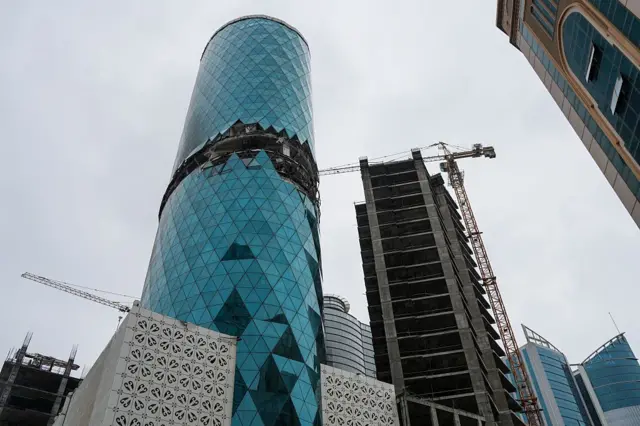 Tehran İsrail və ABŞ-ın hücumlarına cavab olaraq Körfəz qonşularına hücumlar təşkil edib (şəkildə Bəhreynin Manama şəhərinin Seef rayonunda pilotsuz təyyarənin zərbəsi nəticəsində zədələnmiş bina göstərilir).