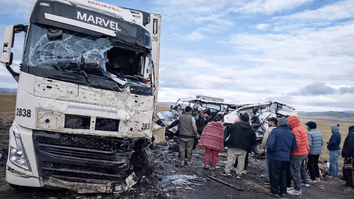 Peruda mikroavtobusla yük maşını toqquşub, 13 nəfər ölüb