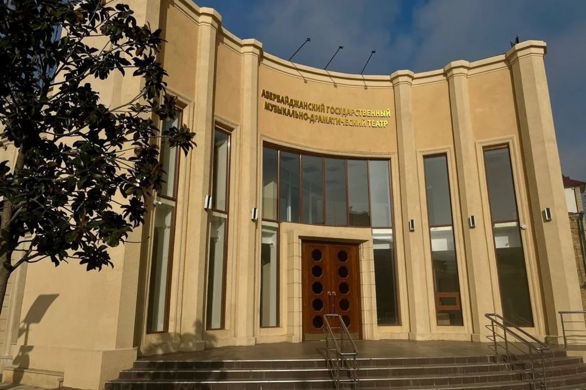 Putin Dərbənddə Azərbaycan Musiqili Dram Teatrının açılışını edib