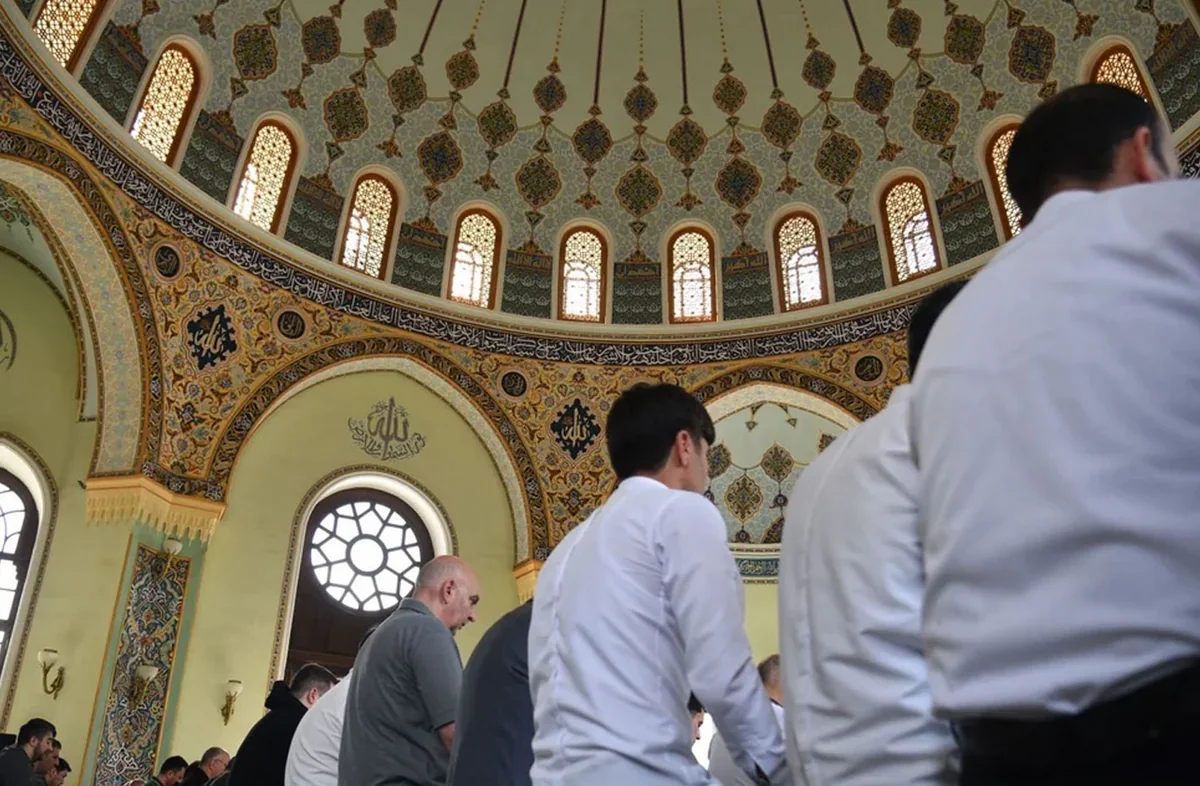 Təzəpir məscidində bayram namazı qılınıb
