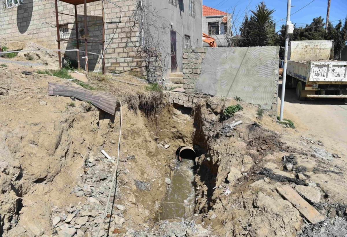 Xətaidə kanalizasiya kollektoru çöküb, evləri su basıb