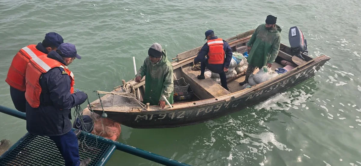 Xəzər dənizində köməksiz vəziyyətdə qalan azərbaycanlı balıqçılar xilas edilib