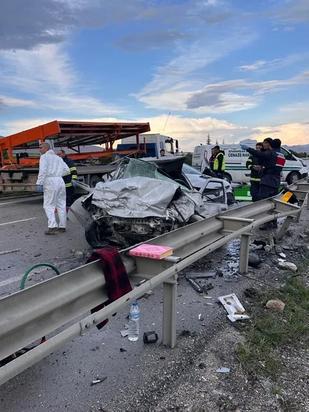 Eskişehirdə iki avtomobil toqquşub, ölənlər və yaralananlar var
